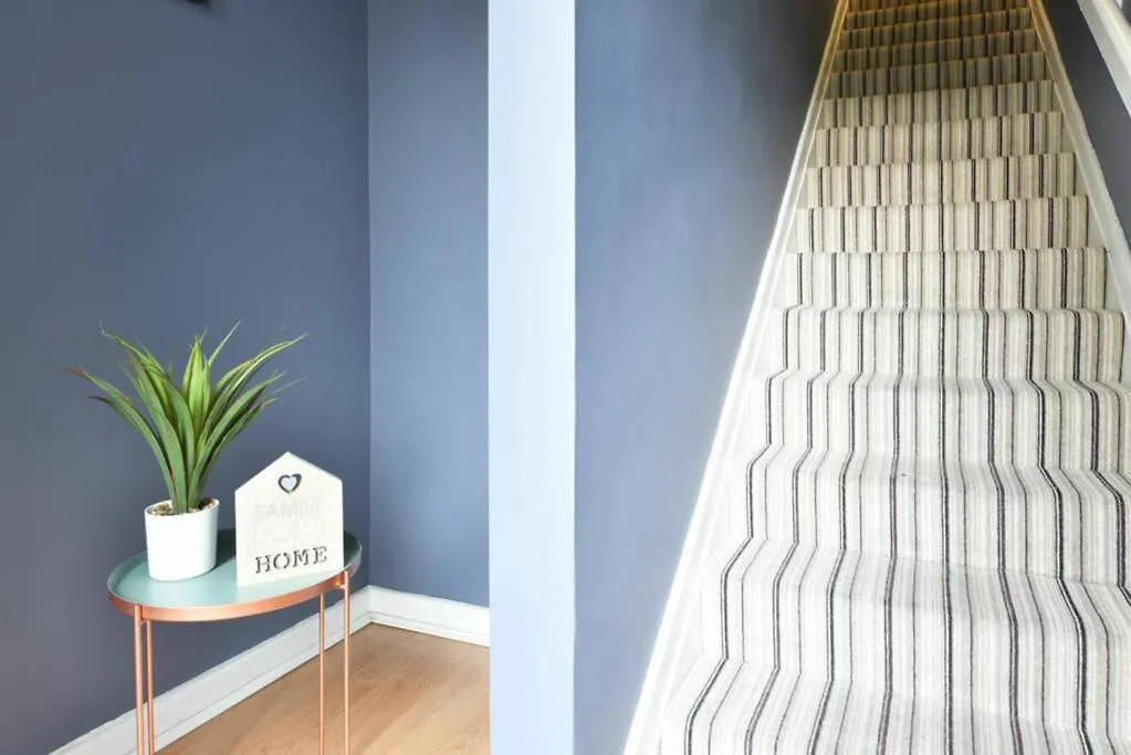 Spacious 3 Bedroom, 2 Bathroom House Pontefract Apartment